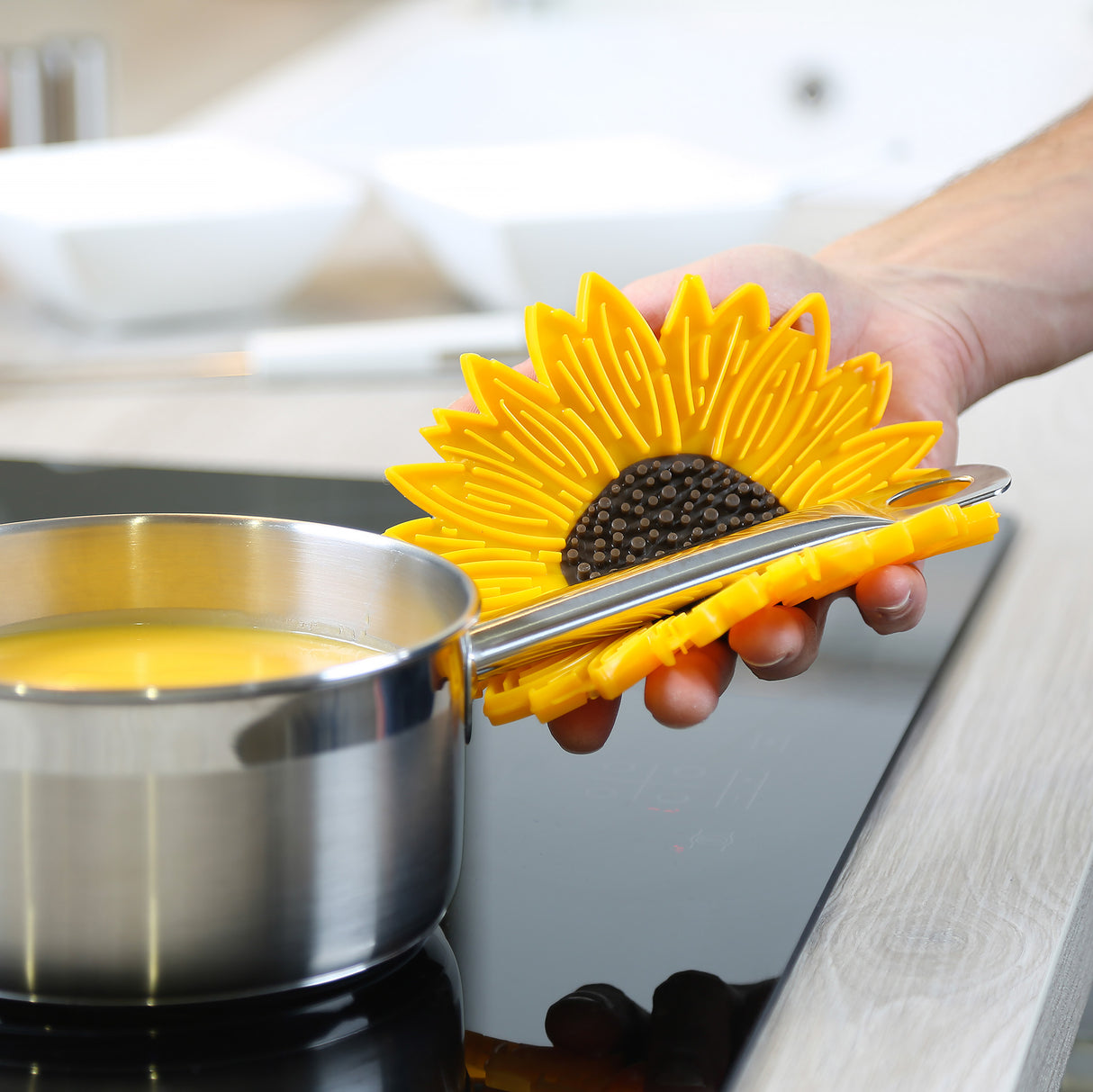 CHARLES-VIANCIN-1111-SUNFLOWER-TRIVET-6-SILICONE-LIFESTYLE.jpg